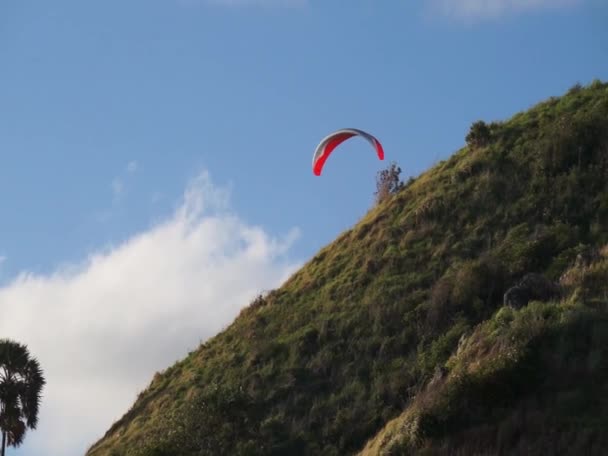 Hanglider in the air over Phuket — Stock Video