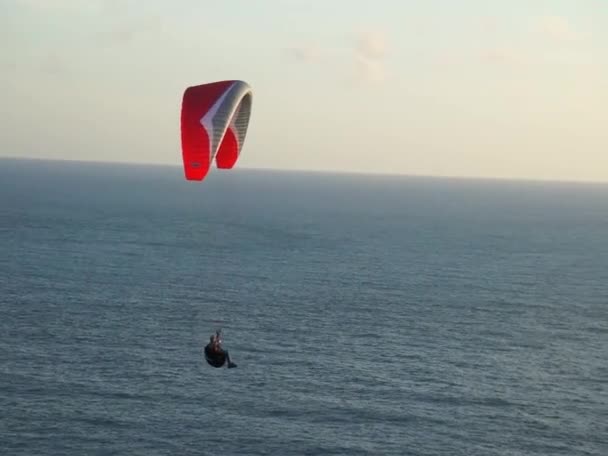 Phuket üzerinde havada Hanglider — Stok video