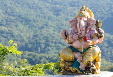 Ganeshi Tanrı heykeli Tayland Budist tapınağı'nda