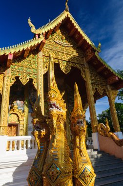 Naga yılan heykel Budist tapınağı yakınındaki