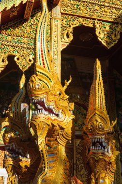 Naga yılan heykel Budist tapınağı yakınındaki