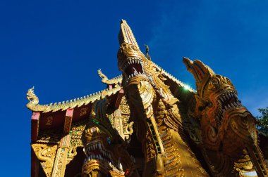 Naga yılan heykel Budist tapınağı yakınındaki