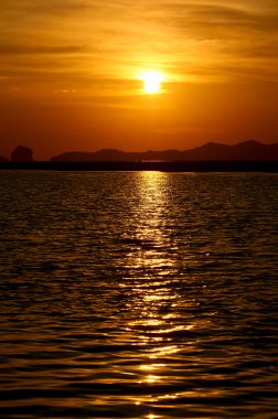 Günbatımı ve ufuk hattı pitoresk Deniz Manzaralı