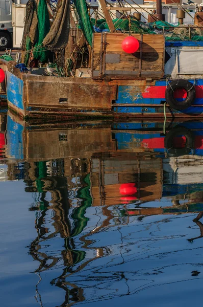 Fiskerbåter fortøyd langs kanalen – stockfoto
