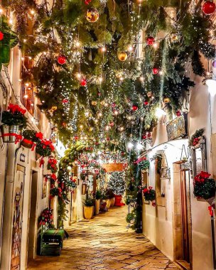 İtalya 'da Noel kutlaması. Yolda Noel süslemesi