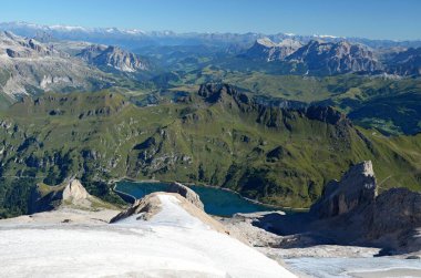  Marmolada 'dan Marmolad Buzulu' na (Ghiacciaio della Marmolada) bak. Fotoğraf ayrıca Lago di Fedaia, Piz Boe ve Col di Lana 'yı da gösteriyor. Marmolada, Dolomitler 'in en yüksek dağıdır. Dolomitler Kraliçesi olarak da bilinir..