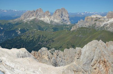 Langkofel (Sassolungo) Marmolada 'dan çekilmiştir. Marmolada, Dolomitler 'deki en yüksek dağdır. Tepede bir buzulla karşılaşacaksınız ve en tepede çok güzel panoramik manzaralar var.. 