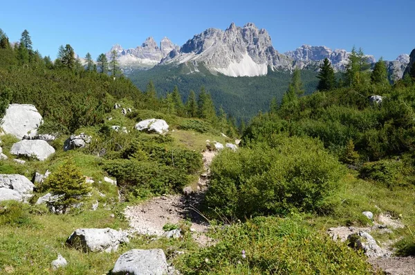 Lago di Sorapis 'ten Tre Cime ve Cadini grubunun görüntüsü.