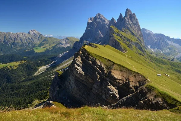 Seceda. Kleine Fermeda und Grosse Fermeda. Bu etkileyici manzarayı İtalya 'da Puez-Geisler Doğa Parkı' nda bulabilirsiniz.