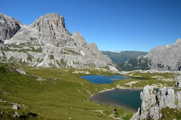 피아니 호수는 드레이진엔 Dreizinnenhutte Chalet 파스코 마을인 Tre Cime 분필에서는 — 스톡 사진