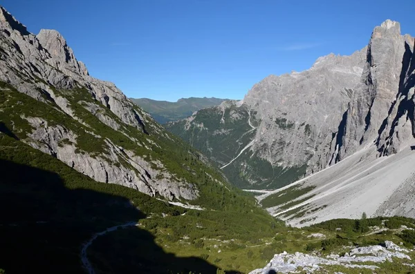 Altensteintal. Burada sizi doğrudan Tre Cime di Lavaredo 'ya götürecek 102 numaralı yolu bulacaksınız.