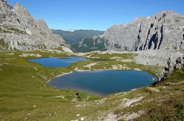 Laghi dei piani. Daha küçük bir göl olan Parco naturale Tre Cime 'de, Dreizinnenhutte dağ evinin tam altında yer alır. Bu dağ evinde Dolomite sembolünün güzel bir manzarası var. Tre Cime