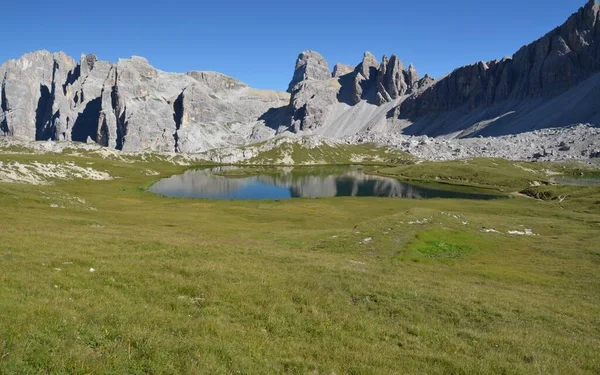 Laghi dei piani. Daha küçük bir göl olan Parco naturale Tre Cime 'de, Dreizinnenhutte dağ evinin tam altında yer alır. Bu dağ evinde Dolomite sembolünün güzel bir manzarası var. Tre Cime