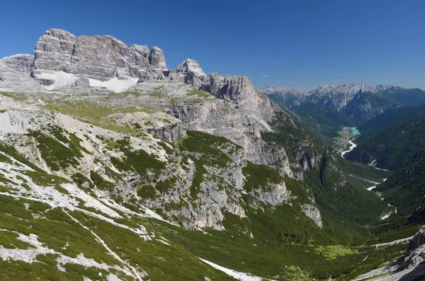 Valle Maron ve Lago di Auronzo, Tre Cime 'deki Rifugio Auronzo köşkünden fotoğraf çektiler.