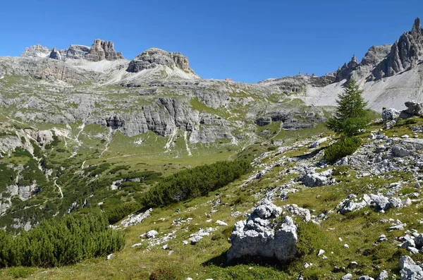 Vackra Omgivningar Tre Cime Bilden Det Möjligt Att Dreizinnenhutte Fjällstuga — Stockfoto