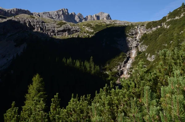 Altensteintal şelale. Burada sizi doğrudan Tre Cime di Lavaredo 'ya götürecek 102 numaralı yolu bulacaksınız.