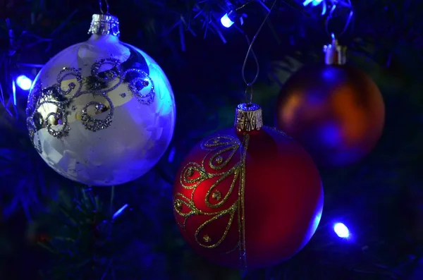 Noel süsleri. Ağaçtaki toplar ve Noel ışıkları