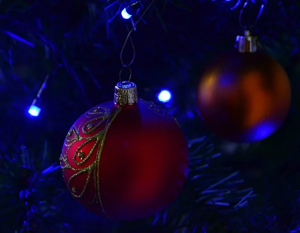 Noel süsleri. Ağaçtaki toplar ve Noel ışıkları