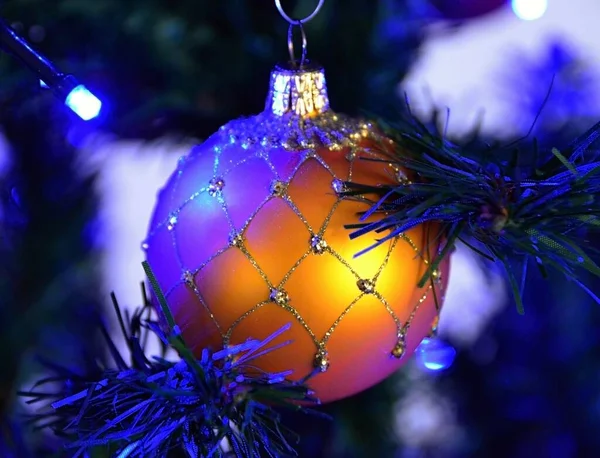 Noel süsleri. Ağaçtaki toplar ve Noel ışıkları