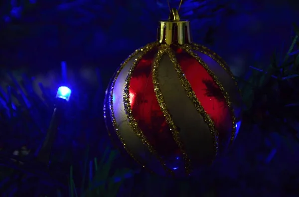 Noel süsleri. Ağaçtaki toplar ve Noel ışıkları