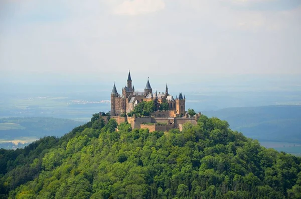 Hohenzollern Şatosu. Bu muhteşem kale Hechingen şehrinin yakınında yer almaktadır.