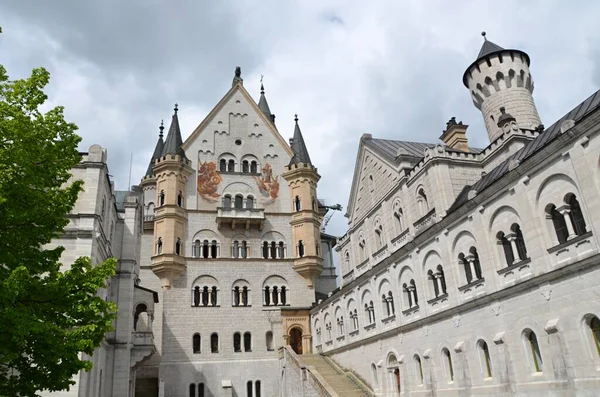 Muhtemelen Avrupa 'nın en ünlü şatosu Schloss Neuschwanstein, Walt Disney Şatosu için model haline geldi - Uyuyan Güzel Kalesi. Bu muhteşem mücevher Bavyera 'da bulunuyor..