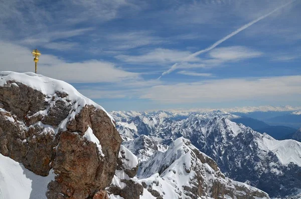Zugspitze 'de. Zugspitze, Almanya 'nın en yüksek dağı ve Kuzey Kireçtaşı Alpleri' nin dördüncü en yüksek dağıdır. Zirve Wetterstein alp tepesinde yer almaktadır ve Almanya ile Avusturya arasında bir sınır dağıdır.