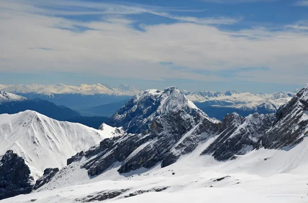 Almanya 'nın en yüksek dağından güzel manzara Zugspitze.