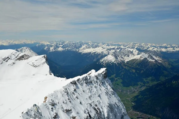 Almanya 'nın en yüksek dağından güzel manzara Zugspitze.
