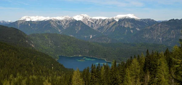 Eibsee, Almanya 'da Wetterstein Dağları' nda yer alan bir buzul gölüdür. Fotoğraf: Bedarfshaltestelle Zugspitzbahn Riffelri.