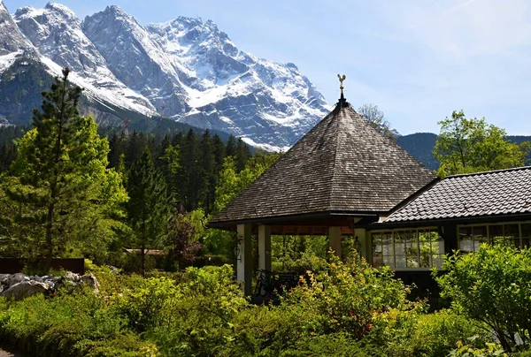 Eibsee-Hotel 'deki çardak. Arka planda Almanya 'nın en yüksek dağı Zugspitze' yi görebilirsiniz.