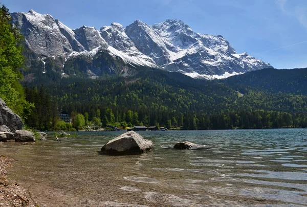 Zugspitze ve buzul gölü Eibsee. Zugspitze Almanya 'daki en yüksek dağdır.. 