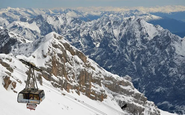 Seilbahn Zugspitze. Zugspitze Almanya 'daki en yüksek dağdır. Zirve Wetterstein alp tepesinde yer almaktadır ve Almanya ile Avusturya arasında bir sınır dağıdır.