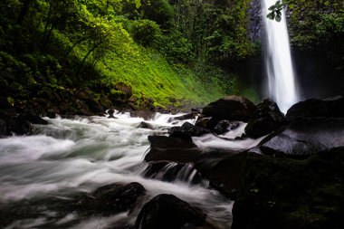 Ünlü bir şelalenin uzun pozlu çekimi La Fortuna. Kosta Rika