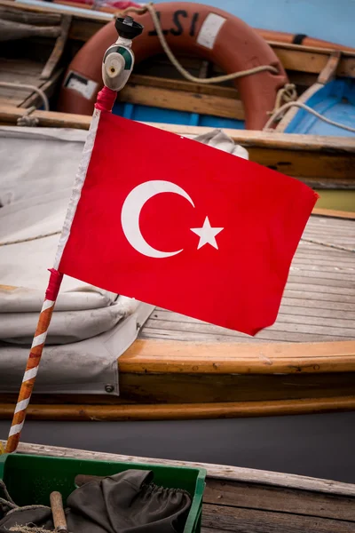 Bandera turca y poste en barco de pesca — Foto de Stock