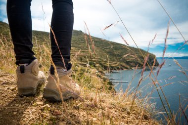 Isla del Sol denize bakan hiking.
