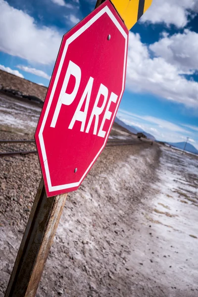 Dur işareti (demiryolu geçişi ıssız bir coğrafyada, pare)