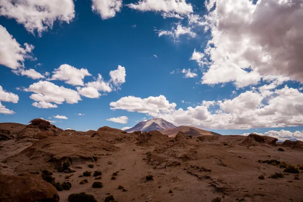 Dramatik mavi gökyüzü karşı yalnız dağ
