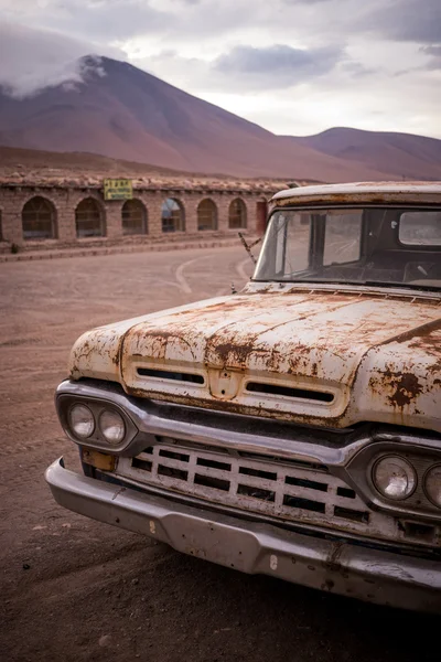 Paslı, eski, bozuk kamyonet 