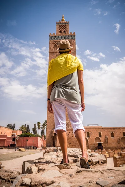 Orta Doğu Camii doğru seyir kadın turist standları.