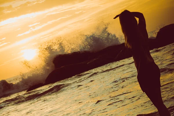 Okyanus dalgaları kaza gün batımını izlemek kadın