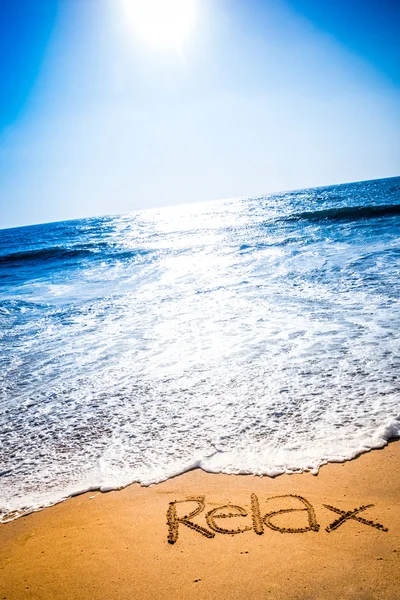 Relax bir plajda kum içine yazılmış kelime