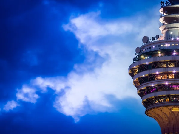 Kuala Lumpur kulesinde gece portre