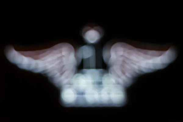 Rozmazané křídlo muž na tmavém pozadí — Stock fotografie