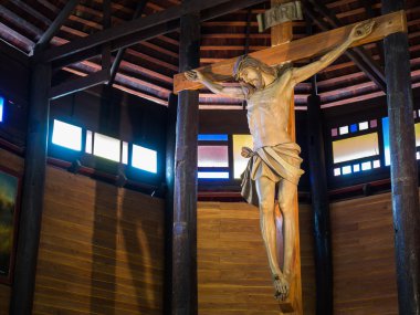 İsa'nın üzerinde haç ve ahşap kilise