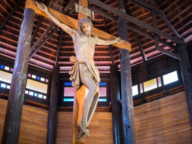 İsa'nın üzerinde haç ve ahşap kilise