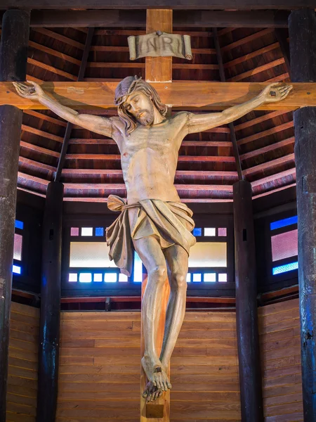 Jesus am Kreuz in der Holzkirche — Stockfoto