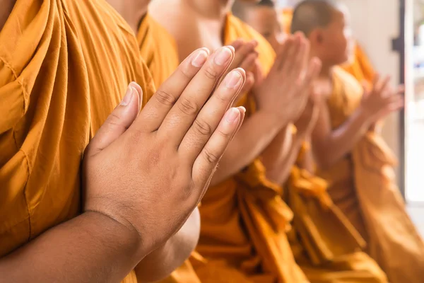 มือของพระภิกษุสงฆ์เอเชียหนุ่มให้ความเคารพพระพุทธเจ้า — ภาพถ่ายสต็อก