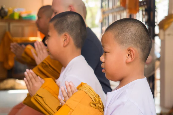 Yasothon Tajlandia 2015 21 lutego 5 niezidentyfikowane młodych chłopców azjatyckich zostać mnichem — Zdjęcie stockowe