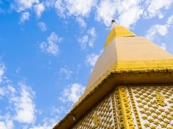 Gouden pagode op blauwe hemelachtergrond — Stockfoto